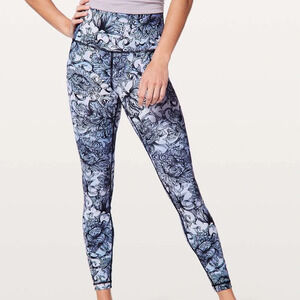 Lululemon Wunder Under Hi-Rise Tight 28” in Hanakotoba Starlight Multi. Size 4